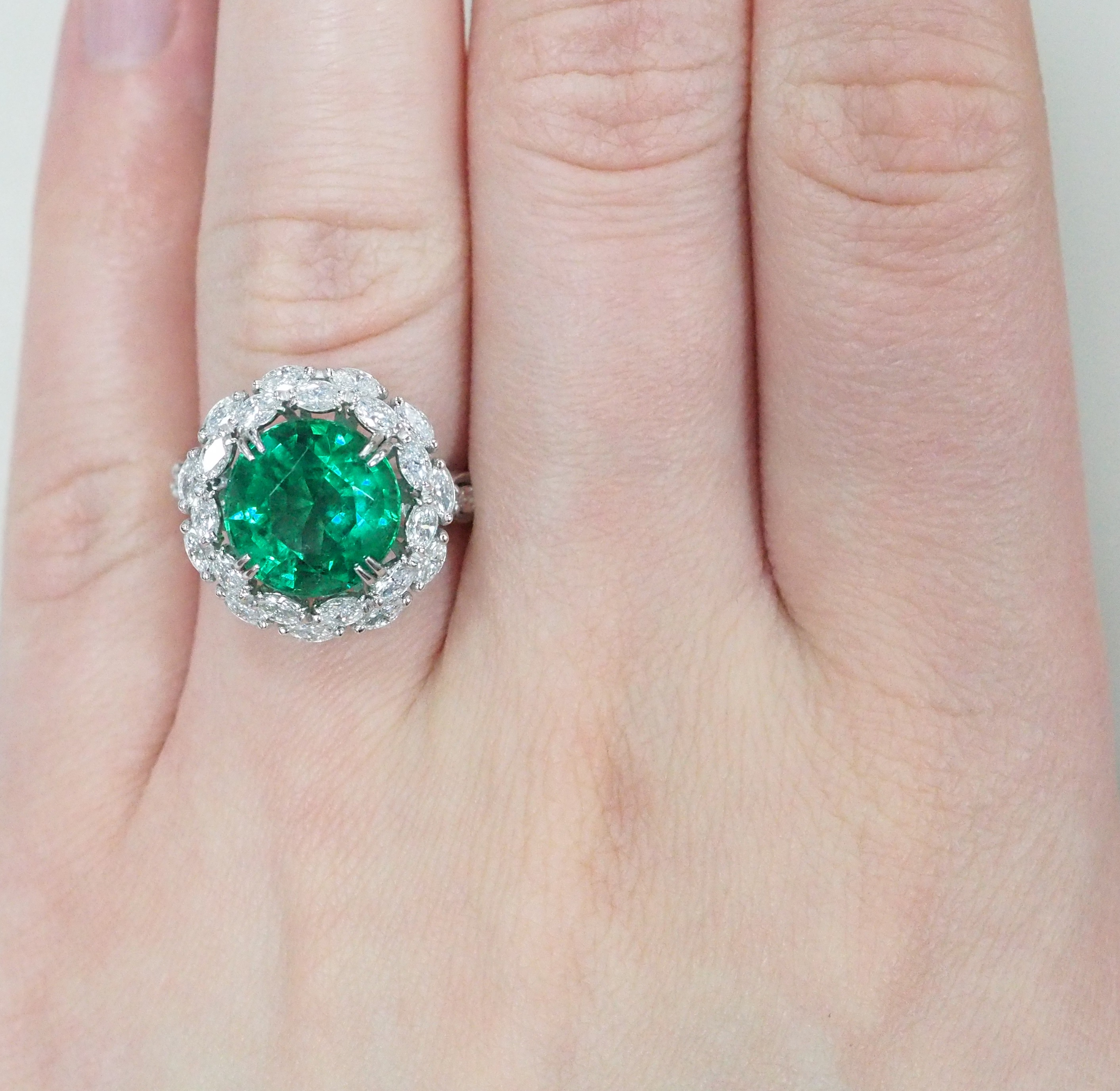 Кольцо из белого золота с изумрудом